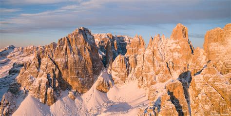 Veduta panoramica dell'Hotel Spinale con le Dolomiti del Brenta sullo sfondo