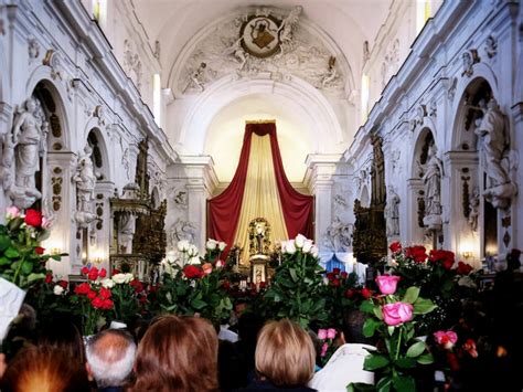 Cerimonia di benedizione delle rose in chiesa