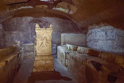 Ricostruzione di un mitreo, con raffigurazione di Mitra Tauroctono