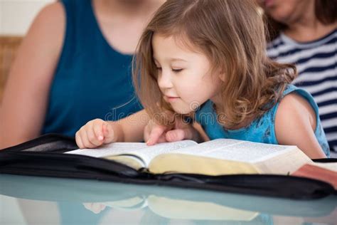 famiglia che prega insieme o legge la Bibbia
