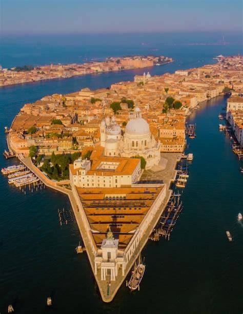 Vista aerea della Basilica di Santa Maria della Salute con le sue due cupole e la posizione sul Canal Grande