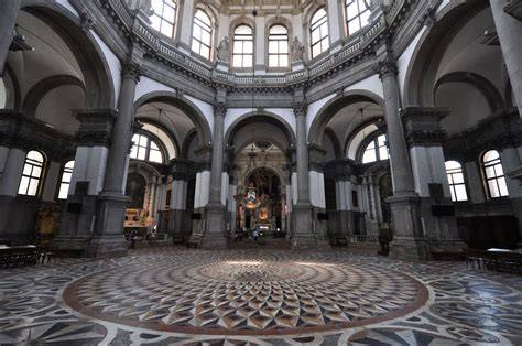 Interno della Basilica di Santa Maria della Salute con la pianta centralizzata e il pavimento policromo