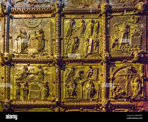 Dettaglio delle porte di bronzo della Grotta con i pannelli ad altorilievo