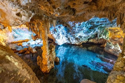 Interno della grotta con le stalattiti e i giochi di luce
