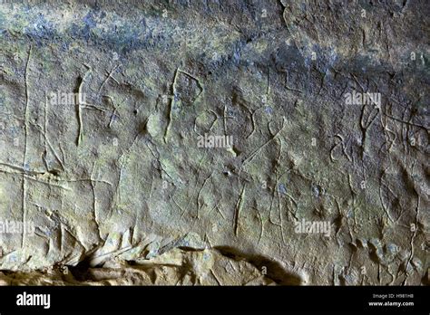 Foto ravvicinata di incisioni e graffiti sulle pareti del Santuario