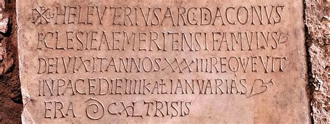 Foto ravvicinata delle epigrafi latine sul portale del Santuario