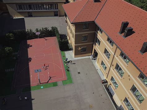 Vista esterna o interna della nuova sede dei Licei Mons. Manfredini a Varese, ex Conciaria Cornelia, con studenti