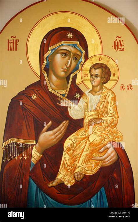 icona ortodossa della Vergine Maria con il manto rosso