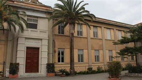 Edificio moderno dell'Istituto Teologico Calabro a Catanzaro