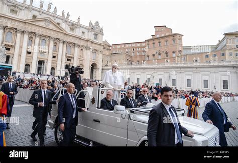 Benedetto XVI durante un'udienza generale in Piazza San Pietro