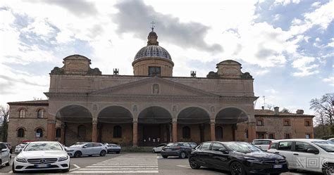 Veduta prospettica della Chiesa di Santa Maria del Baraccano e del relativo voltone lungo via Santo Stefano.