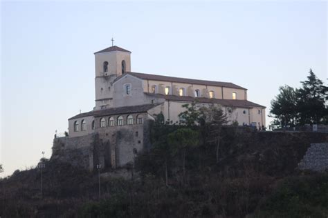 Veduta panoramica del Santuario di Santa Maria del Castello che domina l'abitato di Castrovillari