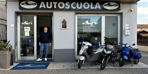 Foto esterna o interna di un'autoscuola moderna