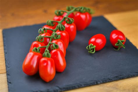 Confronto tra pomodorini ciliegini e datterini