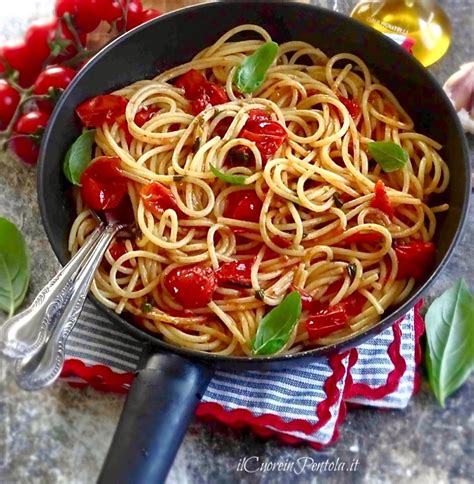 Ingredienti freschi per la pasta con pomodorini e basilico