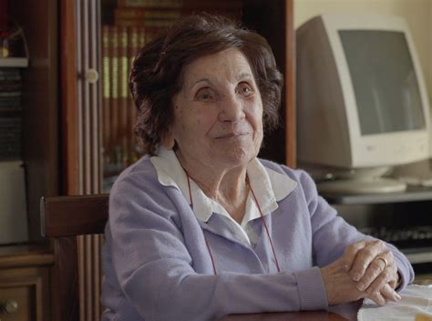Fotografia di Filomena Claps, madre di Elisa, all'esterno del tribunale