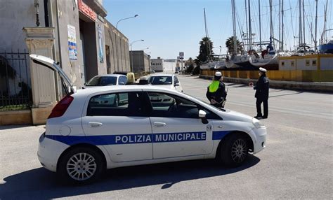 Foto operativa degli agenti della Polizia Municipale durante i controlli nel centro storico di Noto