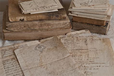 Foto di documenti storici antichi o pergamene conservate in un archivio