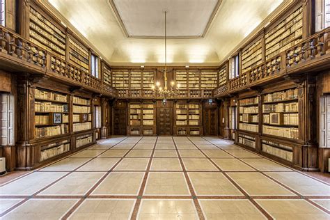 Interno della Biblioteca Capitolare di Treviso con scaffali e tavoli di studio