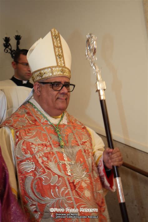 Foto di Mons. Salvatore Rumeo in un contesto istituzionale o durante una celebrazione