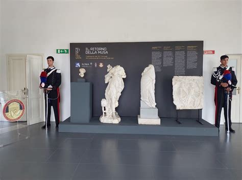 Foto delle opere d'arte recuperate o stemma dei Carabinieri TPC