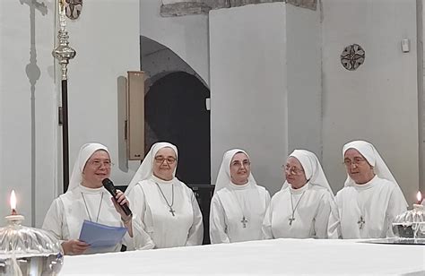 Foto storica delle prime suore Cappuccine dell'Immacolata di Lourdes con Madre Maria di Gesù
