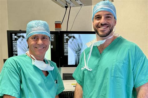 Foto professionale del chirurgo ortopedico in ambiente ospedaliero