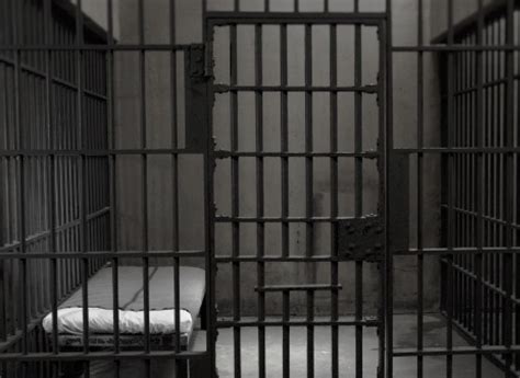 Immagine di un detenuto in cella solitaria