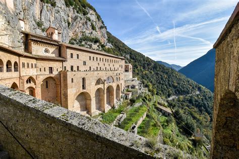 Veduta panoramica del Monastero di San Benedetto incastonato nella roccia di Subiaco