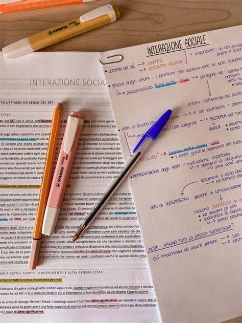 Quaderno di appunti o Bibbia aperta con una tazza di caffè, simbolo di routine mattutina