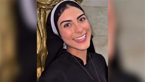 Ritratto di Suor Eva Kamila con abiti religiosi, sorridente