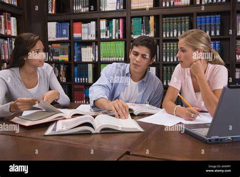 Foto di studenti universitari che studiano la Bibbia in un contesto di gruppo, in un'aula o biblioteca universitaria