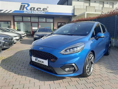 Showroom Ford con vari modelli di auto esposti