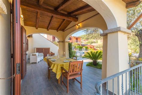 Foto panoramica della villetta con patio, gazebo e area piscina
