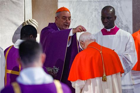 Foto tematica del Cardinale Angelo De Donatis che presiede la Messa all'aperto a Medjugorje, con una folla di giovani sullo sfondo.