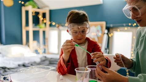 Bambini che eseguono semplici esperimenti scientifici
