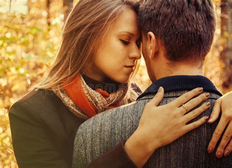 Foto di un giovane uomo e una giovane donna, sorridenti, che rappresentano Angelo e Paola durante il fidanzamento.