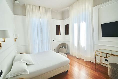 Interni di una camera matrimoniale dell'Hotel Perusia, con salotto