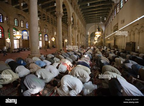 Foto di musulmani in preghiera in congregazione in una moschea
