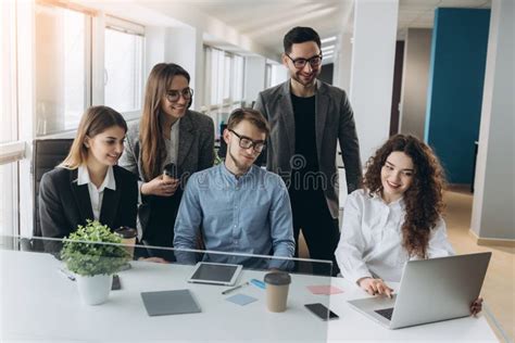 Foto tematica: team di professionisti IT al lavoro in un ufficio moderno