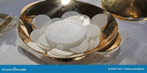 ostia consacrata nell'Eucaristia con raggi di luce