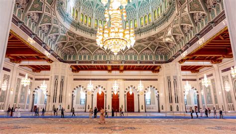 Foto di interni di una moschea in preghiera