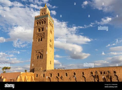 Illustrazione del minareto di una moschea con il muezzin
