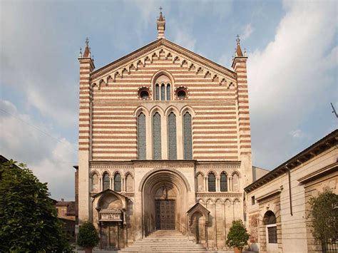 Interno della chiesa inferiore di San Fermo Maggiore, Verona, con architettura romanica e illuminazione soffusa