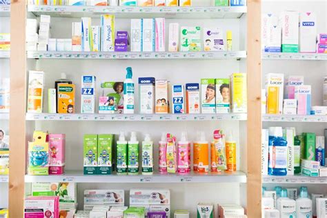 Scaffali di farmacia con prodotti per la cura personale, cosmetici e integratori