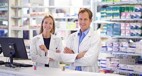 Persona che effettua un test di auto-diagnosi in farmacia sotto la supervisione di un farmacista