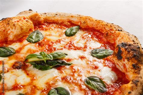 Pizza Margherita con pomodoro, fiordilatte e basilico