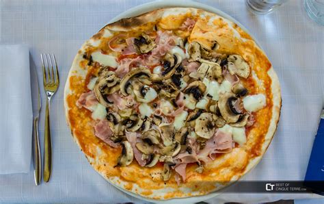 Pizza Capricciosa con prosciutto cotto, funghi e carciofi