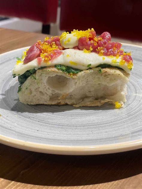 Pizza in pala con tartare di Black Angus e tuorlo marinato