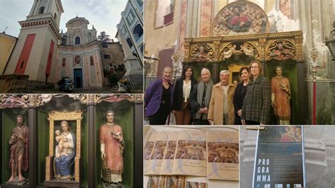 Foto ravvicinata della pala d'altare lignea restaurata con le reliquie